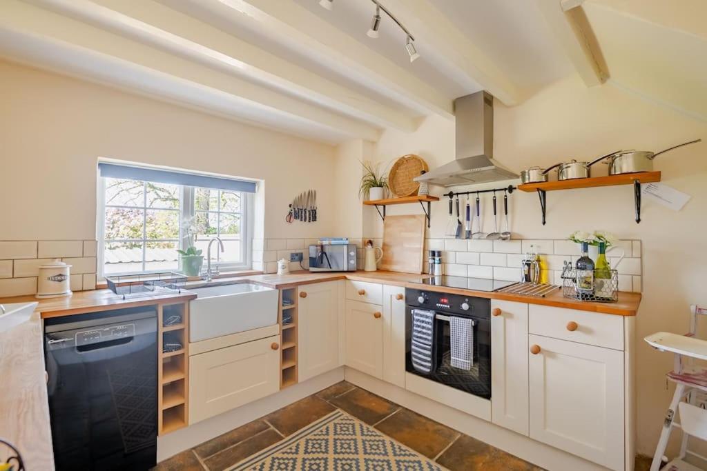 Rhos Y Bel Cottage Angelsey Llangadwaladr  エクステリア 写真