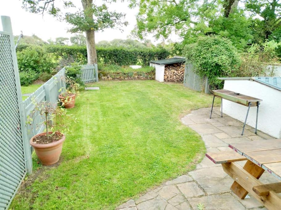 Rhos Y Bel Cottage Angelsey Llangadwaladr  エクステリア 写真