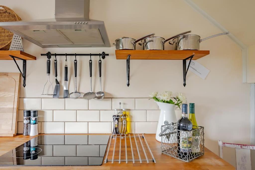 Rhos Y Bel Cottage Angelsey Llangadwaladr  エクステリア 写真