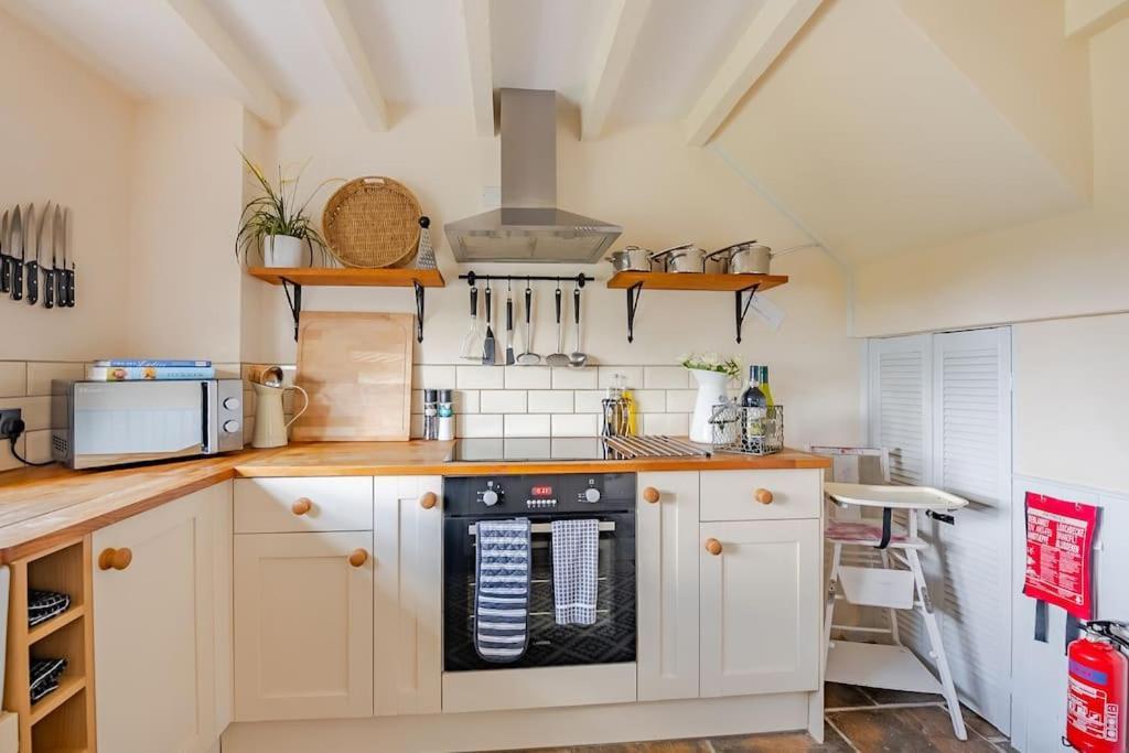 Rhos Y Bel Cottage Angelsey Llangadwaladr  エクステリア 写真