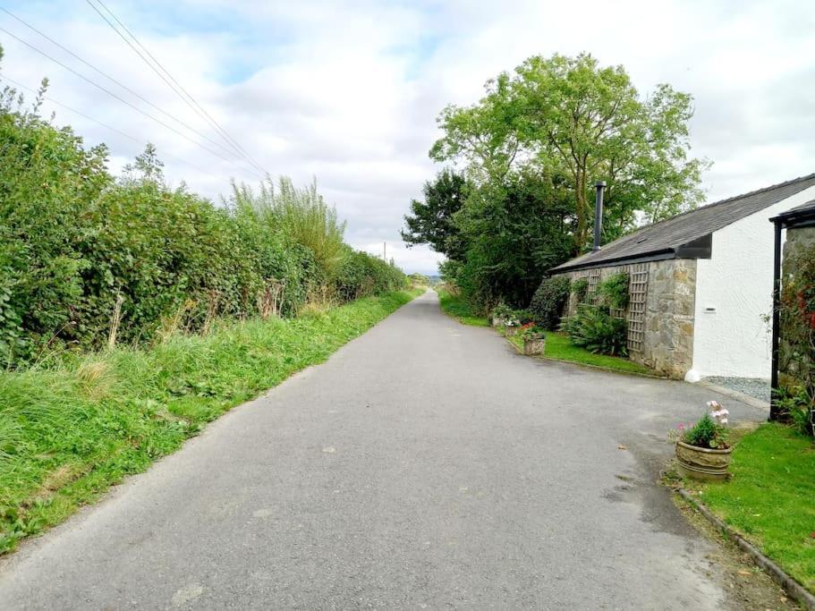 Rhos Y Bel Cottage Angelsey Llangadwaladr  エクステリア 写真