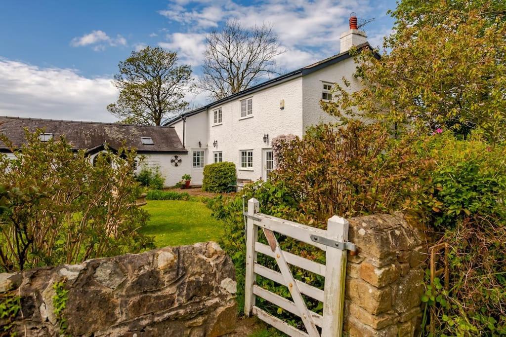 Rhos Y Bel Cottage Angelsey Llangadwaladr  エクステリア 写真