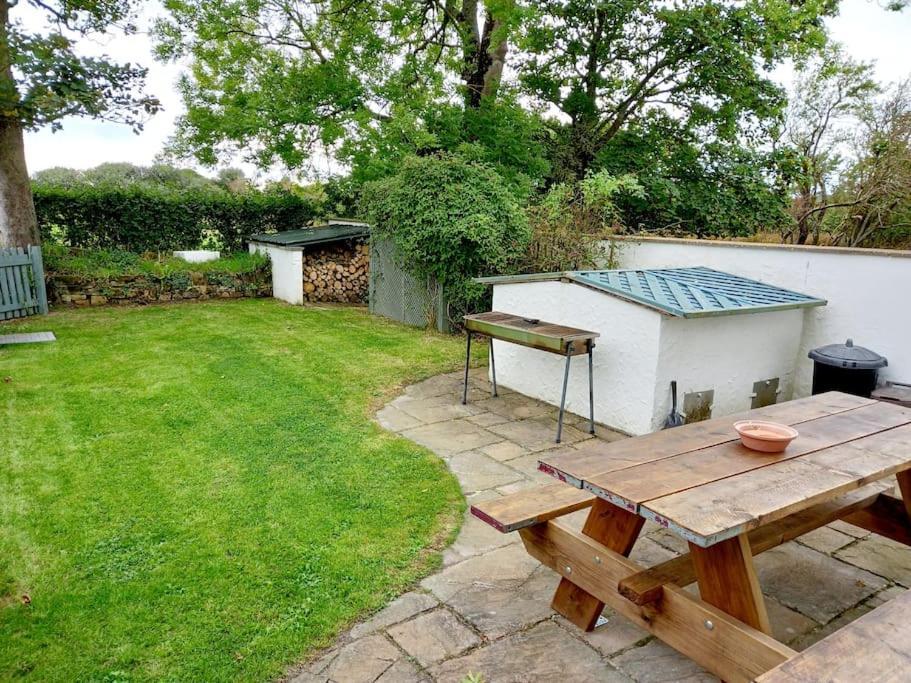 Rhos Y Bel Cottage Angelsey Llangadwaladr  エクステリア 写真