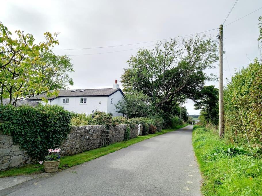 Rhos Y Bel Cottage Angelsey Llangadwaladr  エクステリア 写真