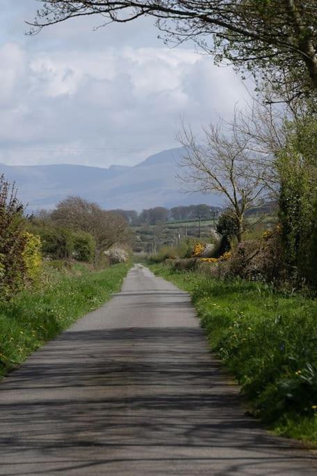 Rhos Y Bel Cottage Angelsey Llangadwaladr  エクステリア 写真