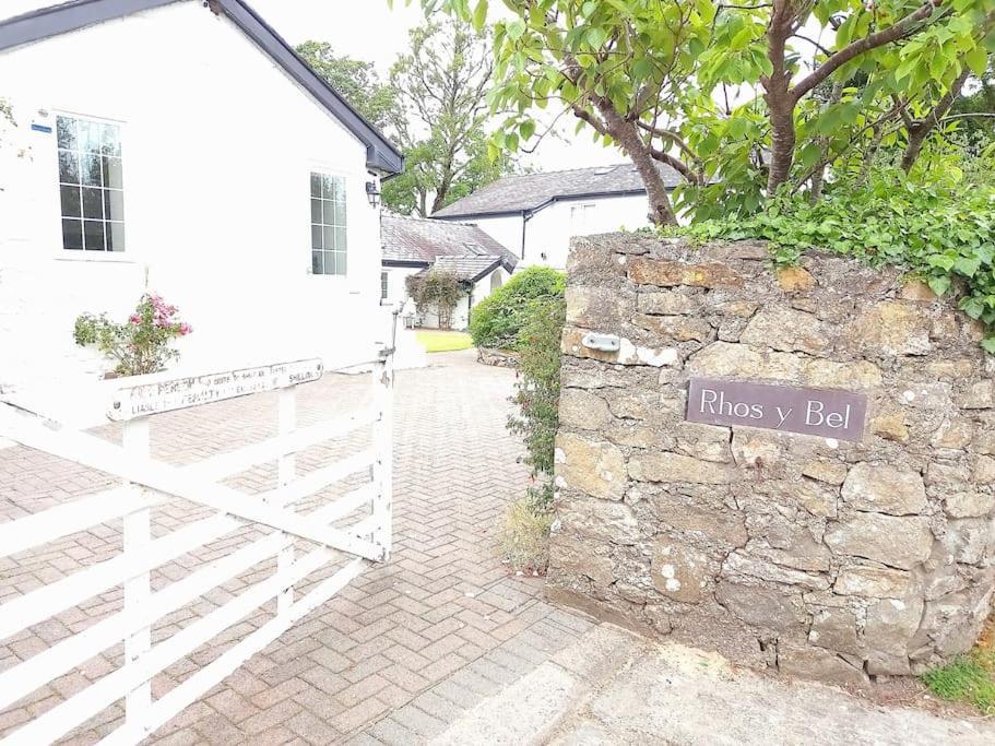 Rhos Y Bel Cottage Angelsey Llangadwaladr  エクステリア 写真