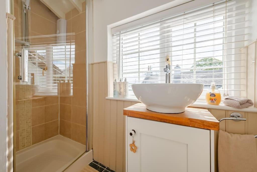 Rhos Y Bel Cottage Angelsey Llangadwaladr  エクステリア 写真