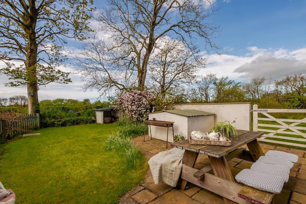 Rhos Y Bel Cottage Angelsey Llangadwaladr  エクステリア 写真