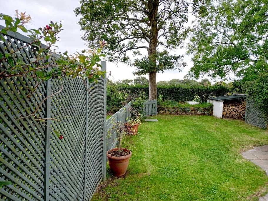 Rhos Y Bel Cottage Angelsey Llangadwaladr  エクステリア 写真
